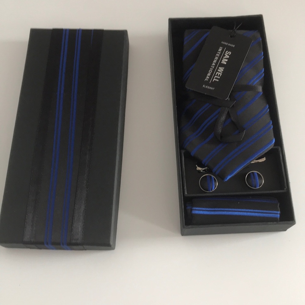 TIE Sam Well 100%silk set new in box